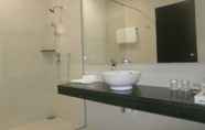 In-room Bathroom 4 Samalaju Resort Hotel