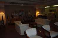 Bar, Cafe and Lounge Hotel Crown Hills Okaya