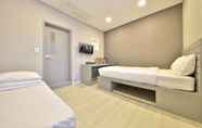 Kamar Tidur 3 WITH U Hotel & Guesthouse