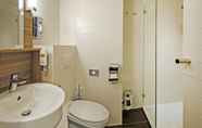 In-room Bathroom 4 Star Inn Hotel Premium Hannover, by Quality