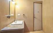 ห้องน้ำภายในห้อง 2 Hotel Sai Suraj Palace