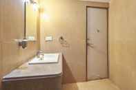 In-room Bathroom Hotel Sai Suraj Palace