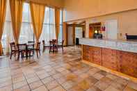 Sảnh chờ SureStay Plus Hotel by Best Western Sacramento North