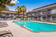 Swimming Pool SureStay Plus Hotel by Best Western Sacramento North