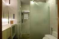 Toilet Kamar The Link 83 Mandalay Boutique Hotel