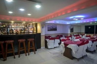 Bar, Kafe, dan Lounge Hotel Shivam Plaza