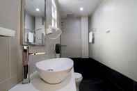 In-room Bathroom Kingsley Hotel