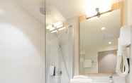 In-room Bathroom 5 Campanile Metz Centre - Gare