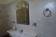 Phòng tắm bên trong Faros Resort Hotel