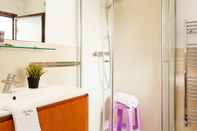 Toilet Kamar Aura CaseSicule, only for Sea View Lovers, Modern Style Apartment in City Center, Wi-Fi