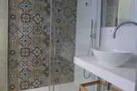 Phòng tắm bên trong Bilbao Art Lodge