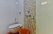 Toilet Kamar 6 Decent Guest House