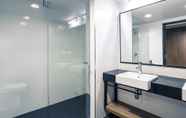 In-room Bathroom 7 Mercure Tamworth