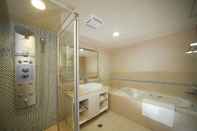 In-room Bathroom Noble Hotel