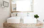 Phòng tắm bên trong 5 Hotel Anemone