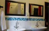 Phòng tắm bên trong 3 Gibela Backpackers Lodge Durban
