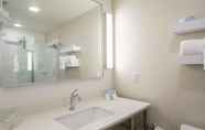 In-room Bathroom 7 Hilton Garden Inn Salina