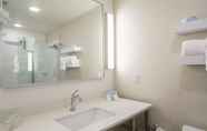 In-room Bathroom 6 Hilton Garden Inn Salina