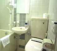 Toilet Kamar 4 Sunshine Hotel