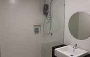 In-room Bathroom 3 De Houz - Trefoil Setia Alam Home Stay