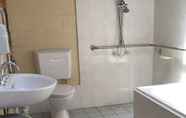 In-room Bathroom 3 Riviera Caravan Park