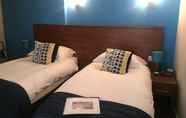 Kamar Tidur 7 Queens Head Hotel