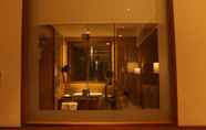 In-room Bathroom 6 Ramada by Wyndham Darjeeling Gandhi Road