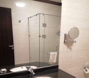 Bilik Mandi dalam Bilik 6 Panacea Suites Hotel