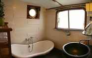In-room Bathroom 2 Boat Opoe Sientje