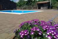 Swimming Pool Viola nel Parco