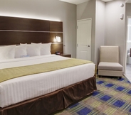Phòng ngủ 6 Days Inn & Suites by Wyndham Port Arthur