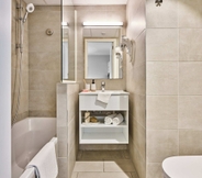 In-room Bathroom 7 Holiday Suites Zeebrugge