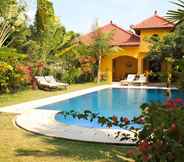 Swimming Pool 7 Ada Waktu Homestay