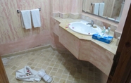 Toilet Kamar 2 Hotel Lella Baya Thalasso