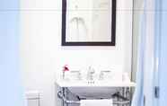 In-room Bathroom 4 Maison Vivienne Southampton