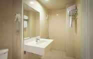 Toilet Kamar 7 Apple Hotel