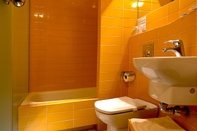 Phòng tắm bên trong Hostal Albany
