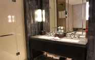 In-room Bathroom 7 Golden Eagle Summit Hotel Kunshan