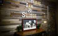 Lobi 2 Draft Horse Inn and Suites