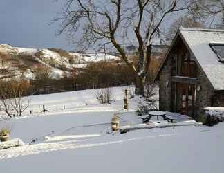 Bangunan 2 Nant yr Onnen B&B and Ysgubor Holiday Cottage