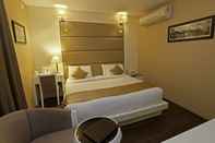 Bedroom Clarks Inn Srinagar