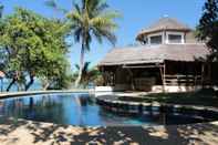 Kolam Renang Cashew Grove Beach Resort