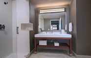 Toilet Kamar 3 Courtyard by Marriott Guatemala City