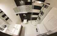 In-room Bathroom 6 Yourplace M57 Apartments