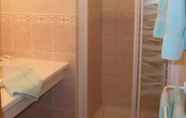 In-room Bathroom 3 Ibis Styles Les Houches Chamonix