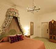 Bedroom 2 Kilworth House hotel & Theatre