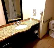 In-room Bathroom 4 Penn Wells Lodge