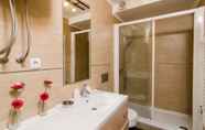 In-room Bathroom 6 Apartments Carmelitta