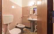 Toilet Kamar 5 Villas2Go2 Claraboia