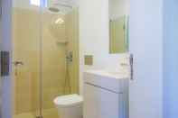 Toilet Kamar Liiiving in Porto Oporto Garden Pool House